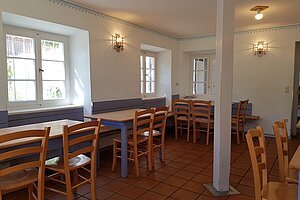 Speisesraum des Schullandheims die Tische stehen Einzeln entlang der Fensterfront.
