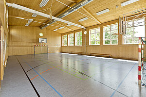 Die Turnhalle des Schullandheims Riedenburg ist auf Grund großer Fenster lichtdurchflutet. 