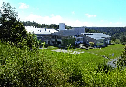Blick auf das Schullandheim Pottenstein von der Einfahrt gesehen. 