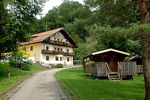 Die Auffahrt zum Schullandheim Bairawies. 