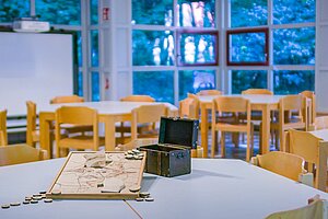 Das Pavillion dient als Seminar- und Aufenthaltsraum. Auf einem Tisch steht eine Auswahl von Gesellschaftsspielen.