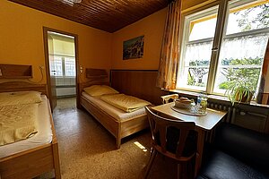 Doppelzimmer mit eigenem Bad für Lehr- und Betreuungskräfte.