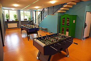 Der Kickerraum steht den Schülerinnen und Schülern zum Entspannen beim Spiel zur Verfügung.