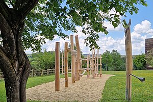 Kletterelement auf dem Spielplatz.