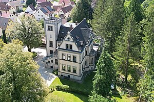 Vogelperspektive auf das Schloss Vorra und seinen Park. 