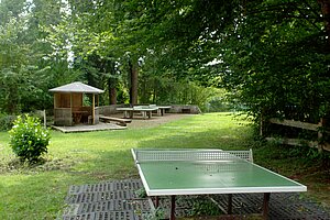 Tischtennisplatte im Außenbereich des Schullandheims Bariawies.