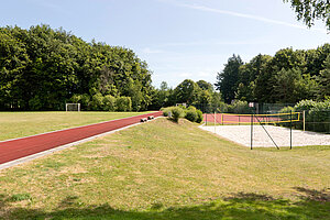 Die Sprotanlagen mit Aschebahn und Fußbal- und Handballlplatz, Beachvolleyballfeld. 