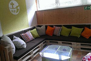 Gemütliche Sitzecke mit Kissen.