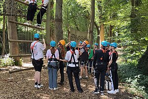 Eine Gruppe von Kindern steht im Hochseilgarten des Schullandheims Hobbachs.