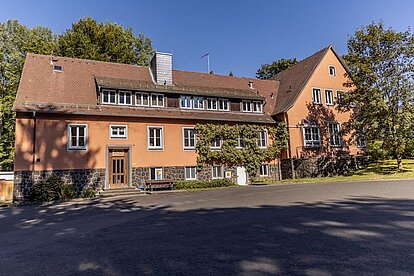 Das Hauptgebäude des Schullandheims Bauersberg liegt in der Sonne. 