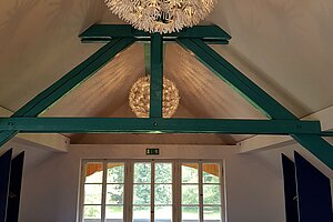 Blick in ein Mehrbettzimmer unter dem Dach des Schullandheims. Es ist ausgestattet mit Einzelbetten. 