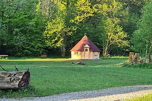 Die Grillhütte im Garten des Schullandheims. 