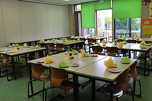 Im Speisesaal sind die Tische jeweils zu zweit gruppiert. 