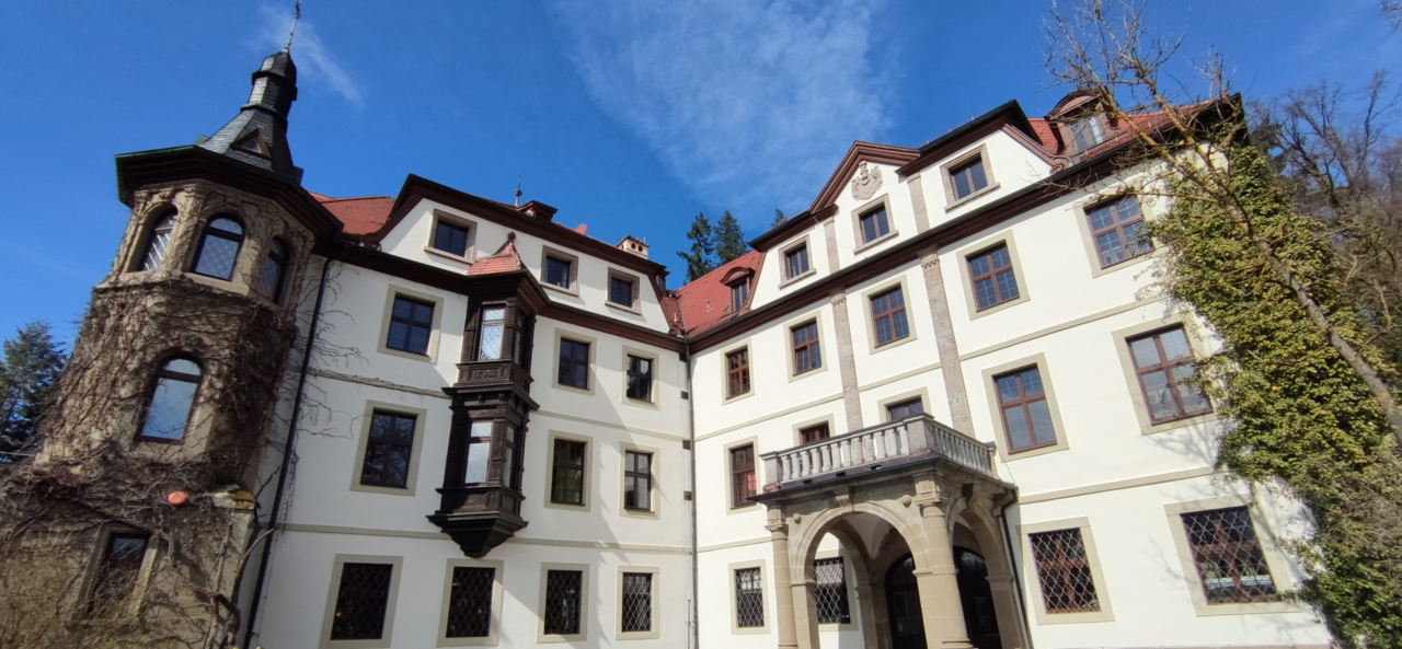 Fassade eines Schlosses mir Erkerturm