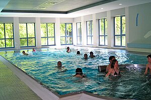 Traumbedingungen für Schwimmcamps: Das Schwimmbad, das sich im Gebäude des Schullandheims befindet. 