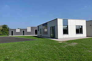 Blick von einer Rasenfläche auf das Schullandheim.
