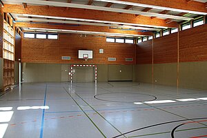 Die Sporthalle mit Handballtor. 