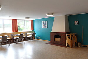 Das Kaminzimmer, in dem sich Schulklassen aufhalten können. 