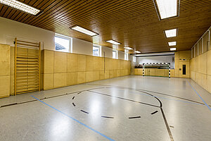 Blick in die Turnhalle mit Sprossenwänden. 