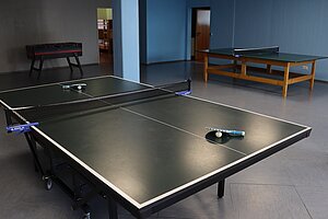 Der Tischtennisraum mit zwei Tischtennisplatten zum Spielen. 