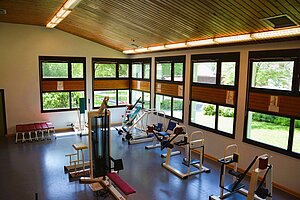 Blick in den Fitnessraum des Schullandheims mit Geräten fürs Krafttraining.