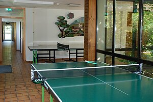 Schläger einpacken: Die Tischtennisplatten stehen bereit für Spiele.