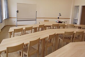 Helles Klassenzimmer.