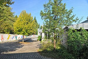 Auf dem Hof hinter dem Schullandheim können sich Schülerinnen und Schüler aufhalten.