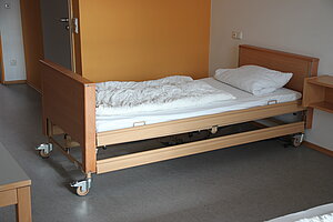 Einrollbares Pflegebett, das im Schullandheim zur Verfügung steht. 