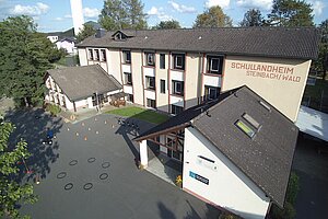 Das Schullandehim aus der Vogelperspektive. 