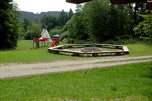 Das Spielgelände des Schullandheims Bairawies mit Feuerstelle.