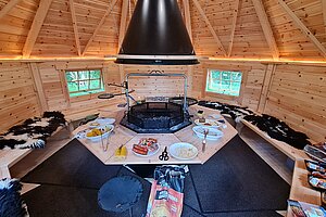 Die Innenansicht der Grillhütte, mit gegrilltem Gemüse.