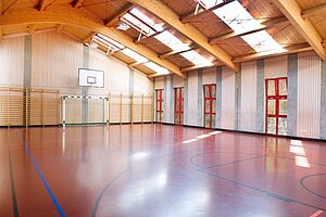 Die Turnhalle ist Dank großer Fenster lichtdurchflutet.
