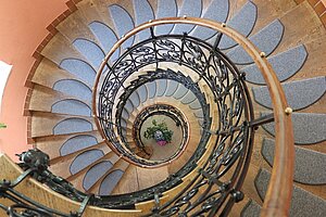 Blick auf die Treppe des Schullandheims in Schneckenform. 