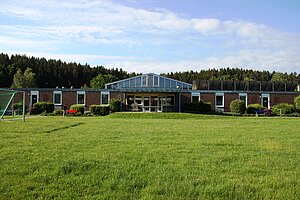 Das Schullandheim vom Sportrasen aus gesehen. 