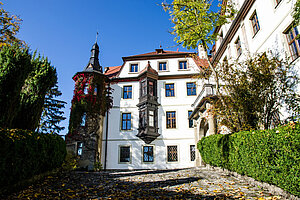 Direkter Blick auf die Schlossfassade vom Hof des Schullandheims. 