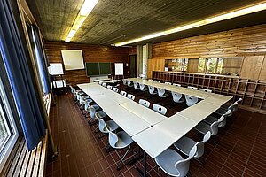 Der Speisesaal, in dem die Tische in Konferenzform stehen. 