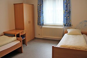 Blick in ein Zimmer für Lehr- und Betreuungskräfte. 