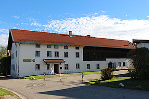 Das Haupthaus des Schullandheims Jettenbach - ein altes Bauernhaus.